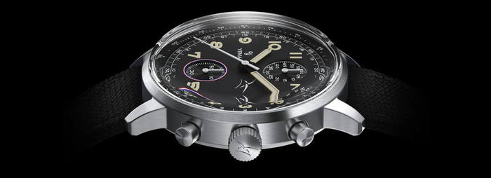 Pilot med Yema Flygraf Bi-Compax French Air Force ur, der arbejder ved et tastatur