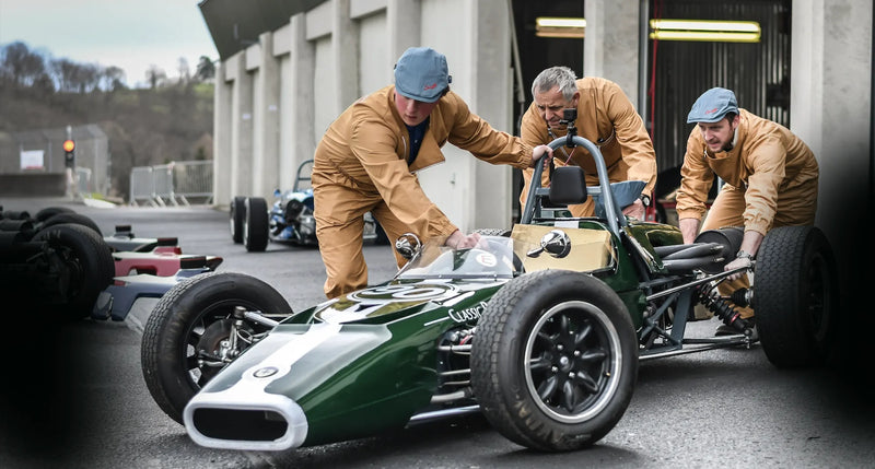 YEMA Rallygraf lifestyle-billede med klassisk racingskole, vintage motorsport og ikonisk kronografstil