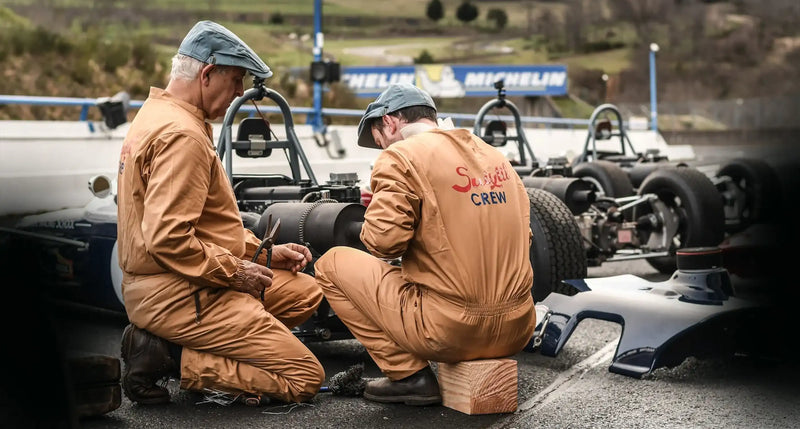 YEMA Rallygraf livsstilsbillede med klassisk racingstemning og vintage-inspireret motorsport