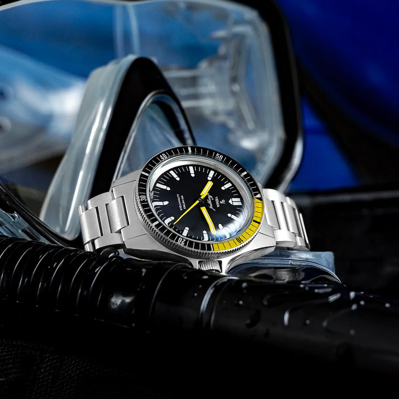 https://yema.com/cdn/shop/files/NAVYGRAF_CMM.10_YELLOW_LIFESTYLE_2025_02_W1200.webp?v=1741004879&width=800