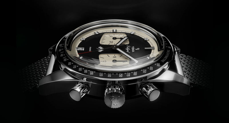 YEMA Rallygraf Meca-Quartz Reverse Panda kronograf i lifestylebillede med klassisk motorsportsinspireret stil