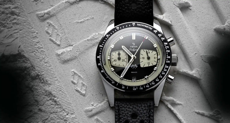 YEMA Rallygraf Meca-Quartz Reverse Panda lifestylebillede med kronografur i klassisk racermiljø