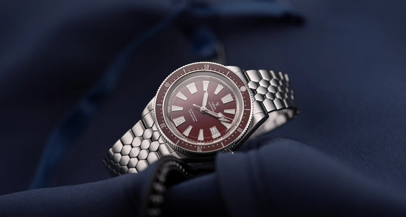 YEMA Skin Diver CMM.20 Bordeaux i lifestylemiljø med vintageinspireret fransk dykkerur-design