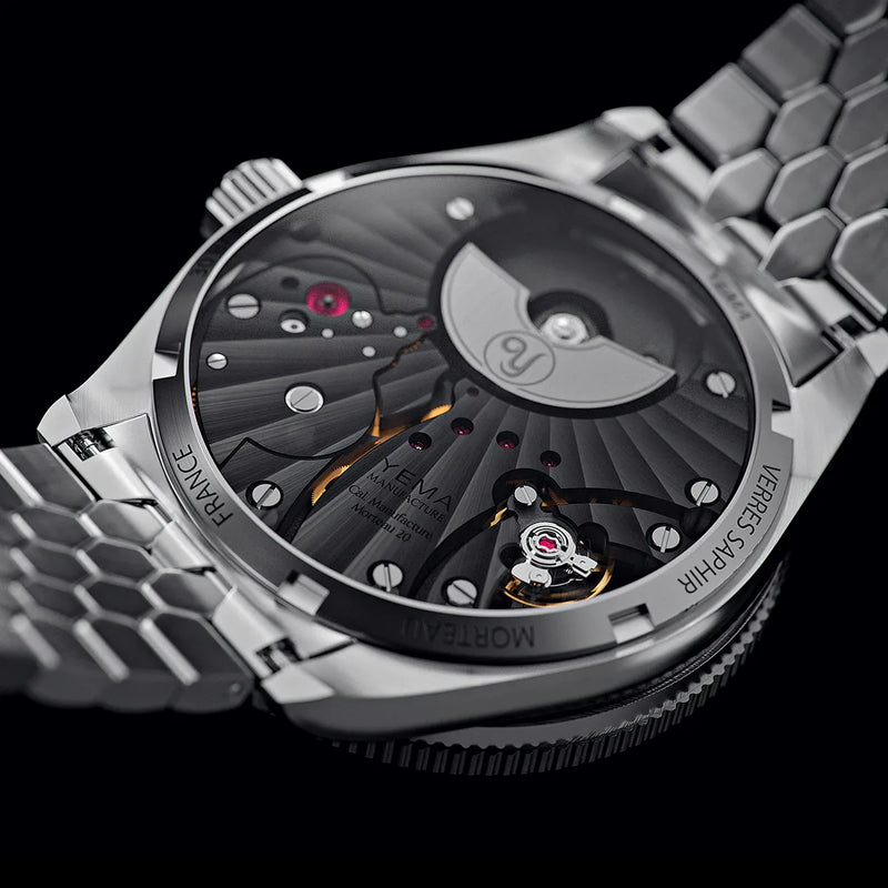 YEMA CMM.20 micro-rotor manufakturværk synligt gennem safirbagkassen på Skin Diver CMM.20