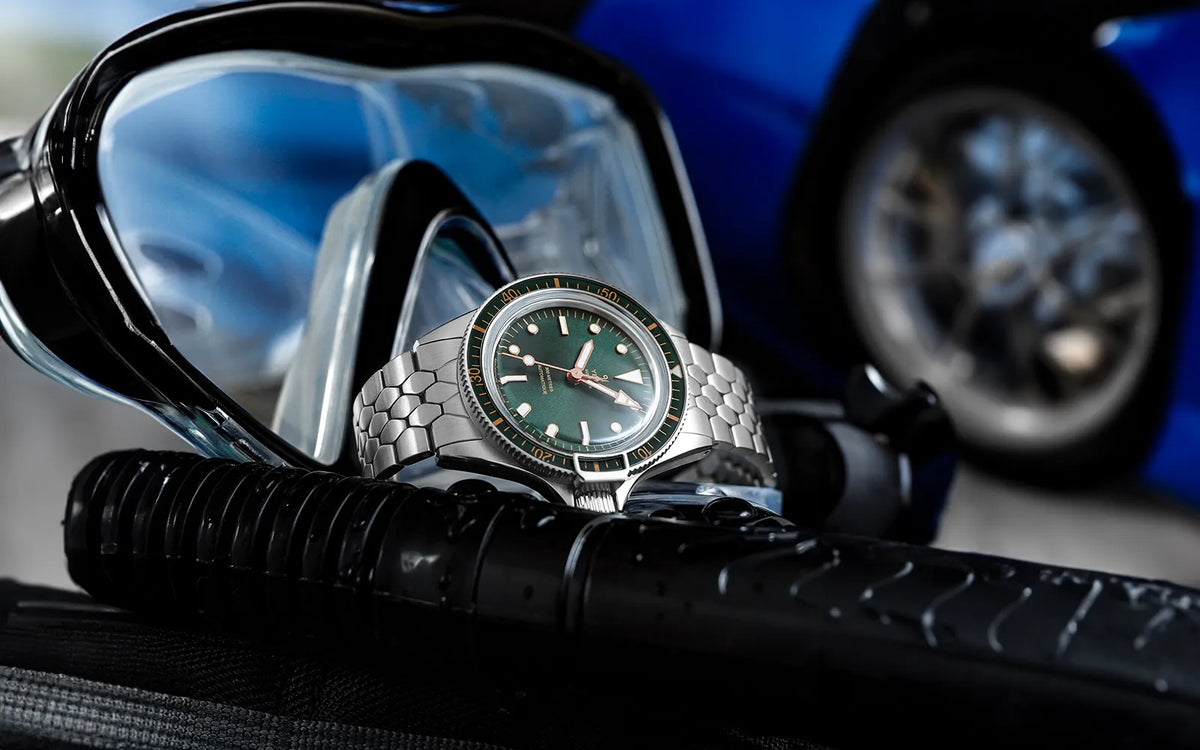 YEMA Superman Gilt CMM.10 Green 39 mm på håndled med Scales Slim stållænke