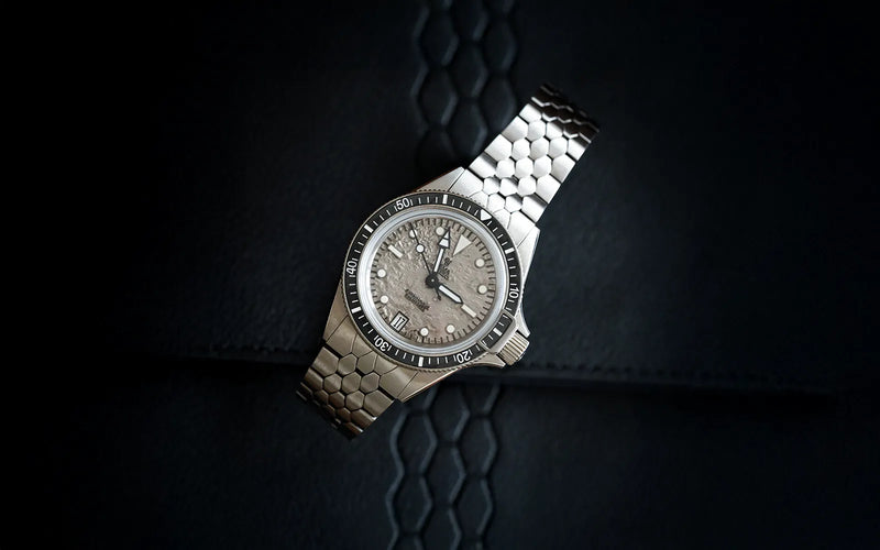YEMA Superman Titanium lifestyle-billede med eksklusivt dykkerur i sporty og maritimt miljø