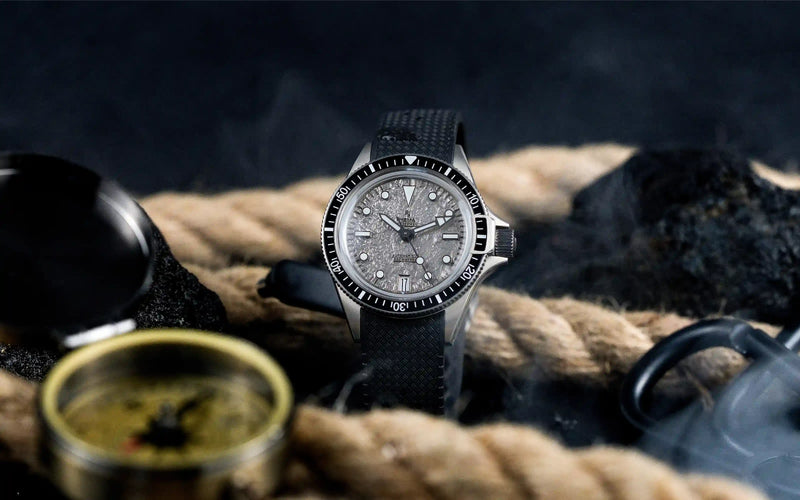 YEMA Superman Titanium dykkerur i lifestylebillede med sporty titaniumdesign og moderne maritim stil