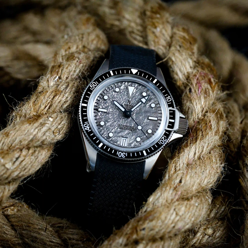 YEMA Superman Titanium lifestyle-billede med robust dykkerur i aktivt outdoor- og havmiljø