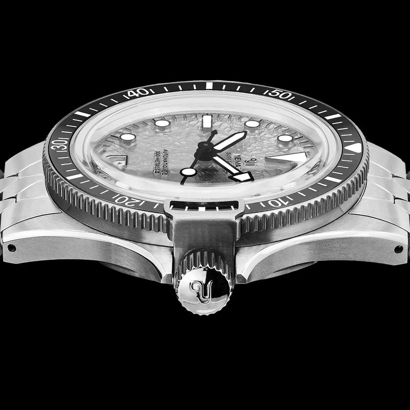 YEMA Superman Titanium Limited Edition dykkerur vist fra siden med let titaniumskasse og robust profil
